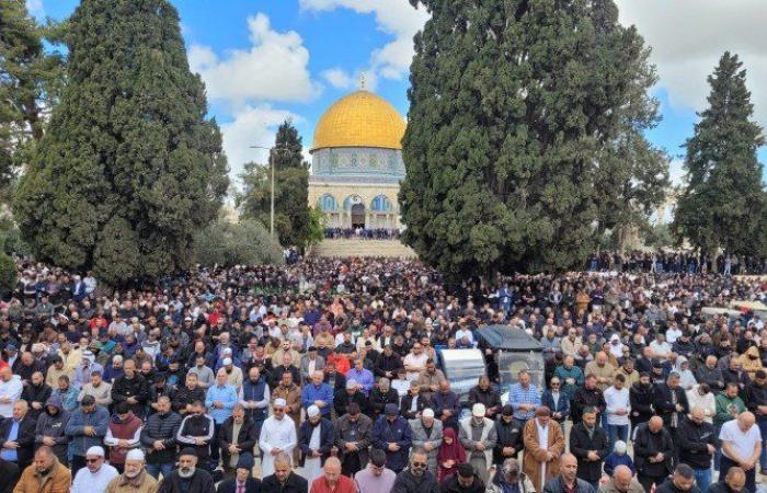 نحو 60 ألف فلسطيني يؤدون صلاة الجمعة في المسجد الأقصى