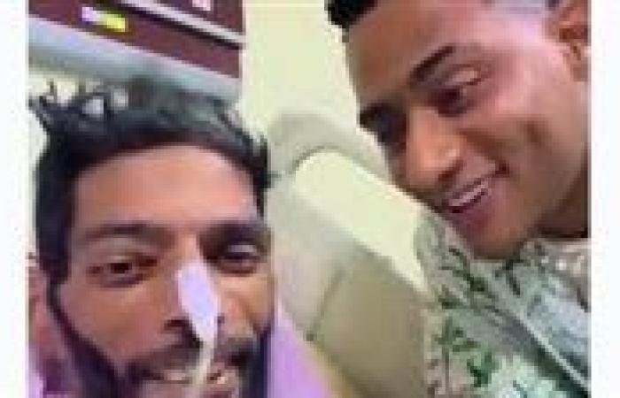 محمد رمضان يفاجئ إبراهيم شيكا لاعب الزمالك السابق بزيارته في المستشفى