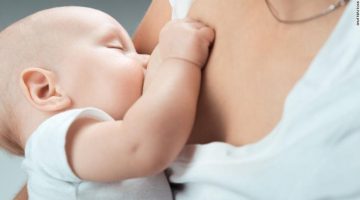 الفرق بين الرضاعة الطبيعية والصناعية.. مميزات وعيوب