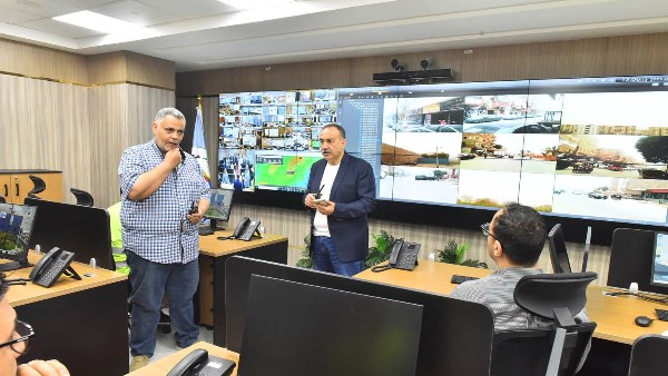 بعد وصول العاصفة الترابية.. محافظ أسيوط يتابع تطورات حالة الطقس| شاهد