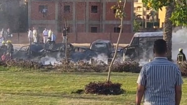 سيارات متفحمة.. إخماد حريق خط الغاز على طريق الواحات