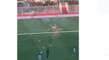 مقذوفات و ألعاب نارية .. تعرض لاعبى بيراميدز لاستفزازات بملعب مباراة الجيش الملكي