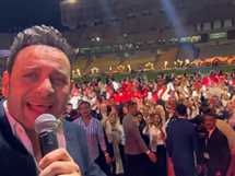 150 عريسًا وعروسة: مصطفى قمر يشعل حفل زفاف جماعي! (فيديو)