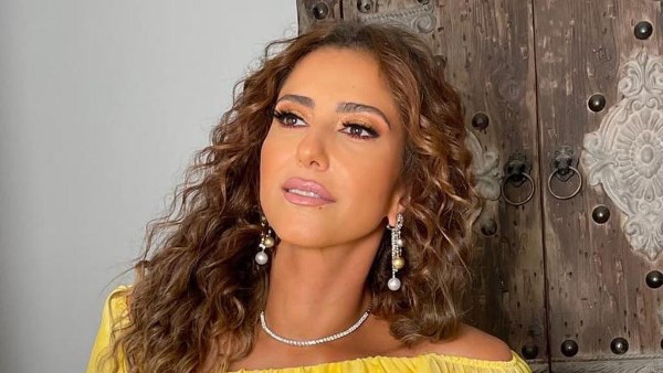 أوف شولدر كنارى.. حنان مطاوع تخطف الأنظار فى أحدث ظهور لها