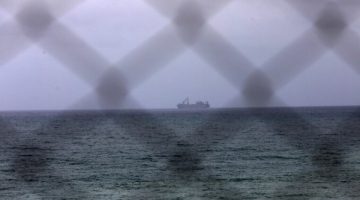 إيران تدين الهجوم على سفينة «الضمير» وتصفه بجريمة حرب
