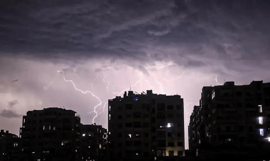الأرصاد تحذر من أمطار رعدية غزيرة تصل لحد السيول على هذه المناطق.. واضطرابات الطقس حتى الليل