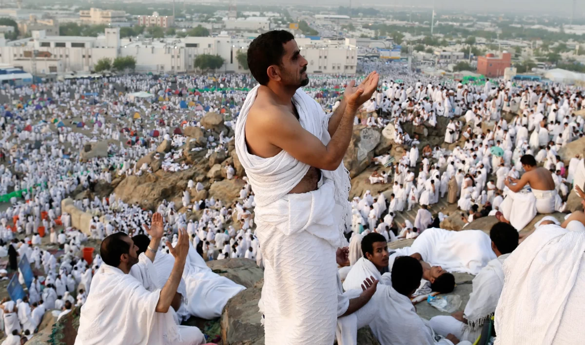 الحج وصل لأجمل لحظة.. لبيك اللهم لبيك، الحجاج على جبل عرفات لحظة روحانية