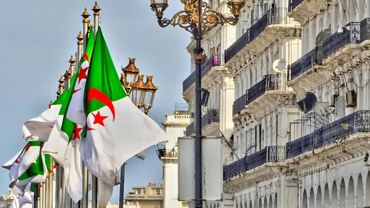 [العنوان المعاد صياغته]  
قانون الزواج الجديد في الجزائر 2025: بدأ سريانه الآن  

[KEYWORDS_SECTION_START]  
قانون الزواج الجديد, الجزائر 2025, سريان القانون