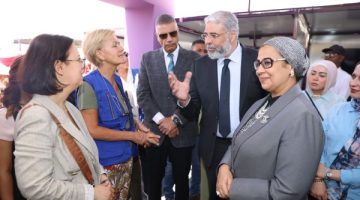 القومى للمرأة ومحافظ أسوان ورئيسة بعثة الاتحاد الأوروبي في مصر يتفقدون نموذج المحاكاة البنكي بالقري