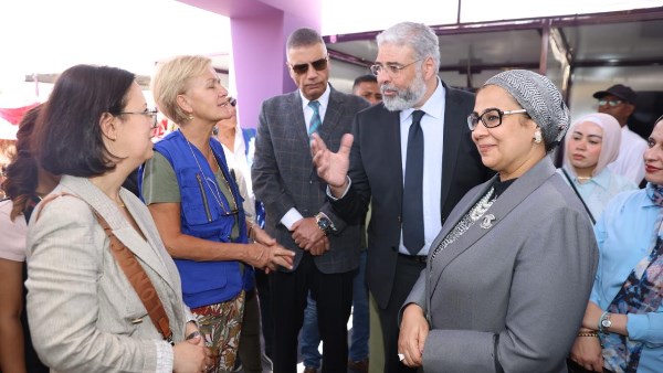 القومى للمرأة ومحافظ أسوان ورئيسة بعثة الاتحاد الأوروبي في مصر يتفقدون نموذج المحاكاة البنكي بالقري