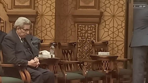 بحضور محمود سعد .. بدء عزاء شقيق الناقد الفني طارق الشناوي بمسجد الشرطة بالشيخ زايد