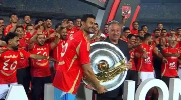 بعد تتويج الأهلي بلقب الدوري المصري، الخطيب والشناوي يحتفلان برفع الدرع في لحظة تاريخية!