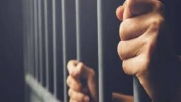 حبس أب أنهى حياة نجله بعد تعذيبه وصعقه بالكهرباء في دار السلام بسوهاج