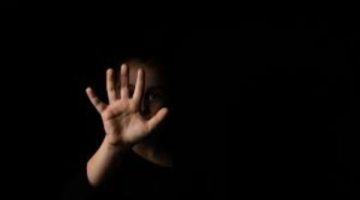 دعم الأم لطفلها المعتدى عليه يمنحه القوة والنجاة النفسية