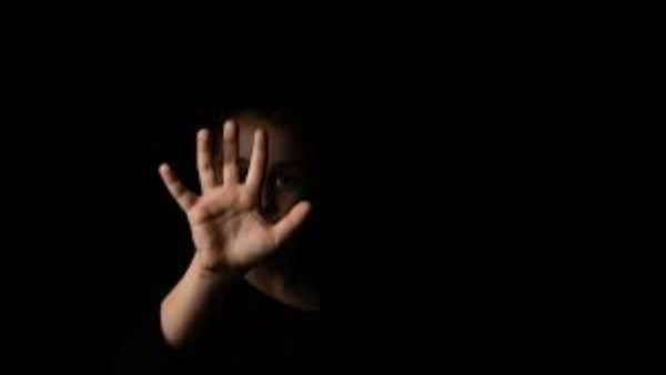 دعم الأم لطفلها المعتدى عليه يمنحه القوة والنجاة النفسية