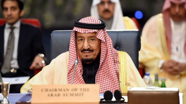 دعوة عراقية للعاهل السعودي لحضور قمتي الجامعة العربية والتنمية الاقتصادية ببغداد