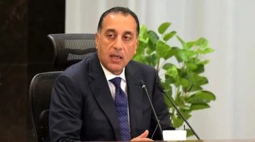 “رئيس الوزراء يتفقد مستودعات لضمان توافر البضائع الاستراتيجية!”  
رئيس الوزراء, المستودعات, البضائع الاستراتيجية