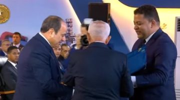 رئيس عمال مصر يهدي الرئيس السيسي درع الاتحاد العام