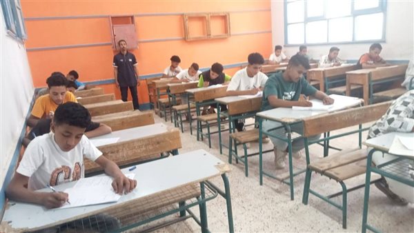 ضبط طالب نشر امتحان اللغة العربية للشهادة الإعدادية بأسيوط