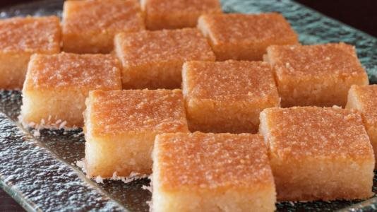 طريقة عمل البسبوسة المكرملة بخطوات بسيطة