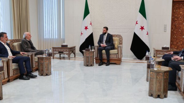 على خلفية أزمة الدروز.. جنبلاط يصف لقاءه الرئيس السوري بالودي والصريح