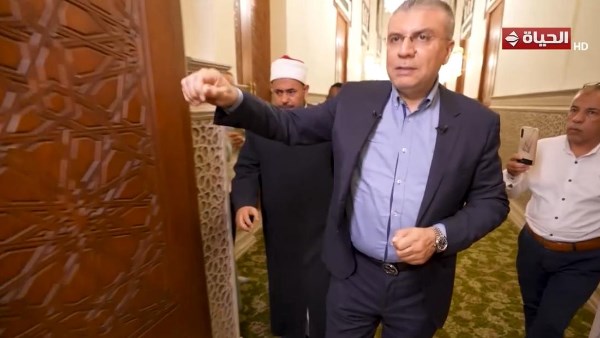 عمرو الليثي عن مسجد السيدة نفيسة: الراحة كلها هنا.. فيديو