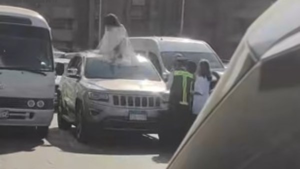 فتاة تقوم بحركات استعراضية أعلى كوبري أكتوبر.. ما عقوبة تعطيل المرور؟