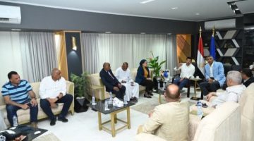 محافظ أسوان يبحث مع وزير الشباب استكمال تنفيذ المشروعات المشتركة.. صور