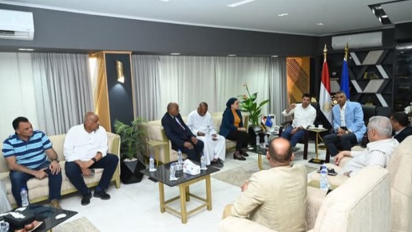 محافظ أسوان يبحث مع وزير الشباب استكمال تنفيذ المشروعات المشتركة.. صور