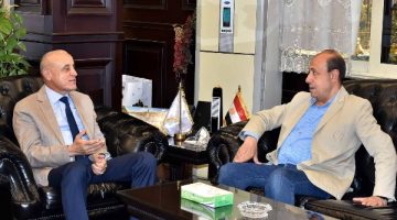محافظ الأقصر يستقبل وفد الجهاز المركزى للتعمير لمناقشة مشروعات الجهاز بالمحافظة