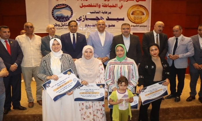 “محافظ قليوبية يُكرّم خريجات دورة الخياطة في شبرا الخيمة”