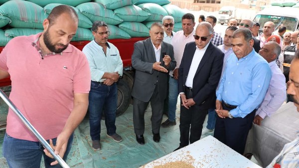 محافظ المنيا يتابع انتظام توريد القمح في صومعة نفرتيتي