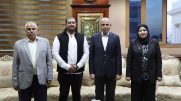 محافظ المنيا يكرم صاحب مبادرة مجتمعية لدعم منظومة النقل بقرى ديرمواس