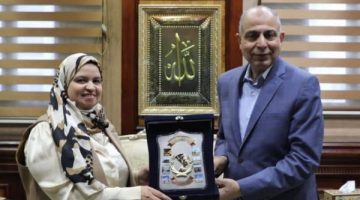 محافظ المنيا يكرم مدير عام الإرشاد الزراعي تقديرًا لدورها في دعم زراعة القمح