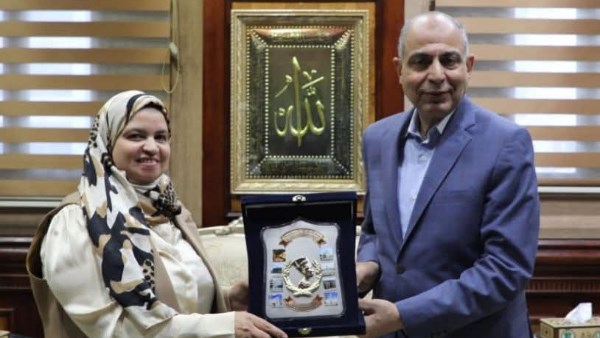محافظ المنيا يكرم مدير عام الإرشاد الزراعي تقديرًا لدورها في دعم زراعة القمح