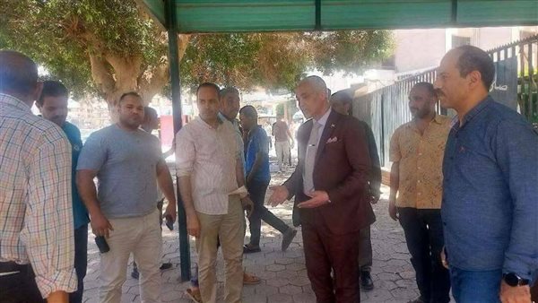 نائب رئيس جامعة أسيوط يتابع أعمال تطوير وتجميل شارع المدينة الجامعية للطلاب