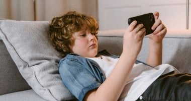 نبراسكا تعتمد قانونًا يهدف إلى الحد من وقت الأطفال على الإنترنت