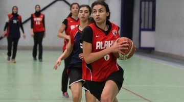 نجمة سلة الأهلي تحتفل بتتويج الفريق بكأس مصر