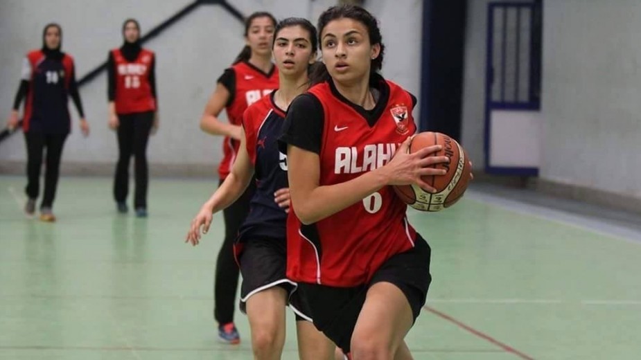 نجمة سلة الأهلي تحتفل بتتويج الفريق بكأس مصر