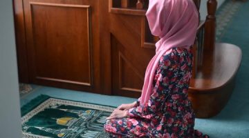 هل تجوز صلاة المرأة بالبيجامة وفوقها خمارا؟.. الإفتاء تجيب