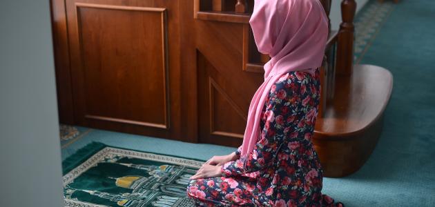 هل تجوز صلاة المرأة بالبيجامة وفوقها خمارا؟.. الإفتاء تجيب