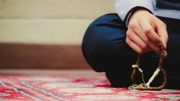 هل ترديد الأذكار والتسبيح بسرعة ينقص الثواب.. أمين الفتوى يجيب