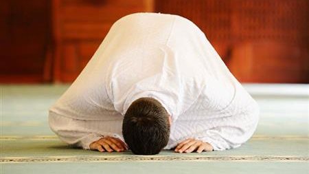 هل عليه إعادتها؟.. حكم من سها في الصلاة ولم يسجد للسهو