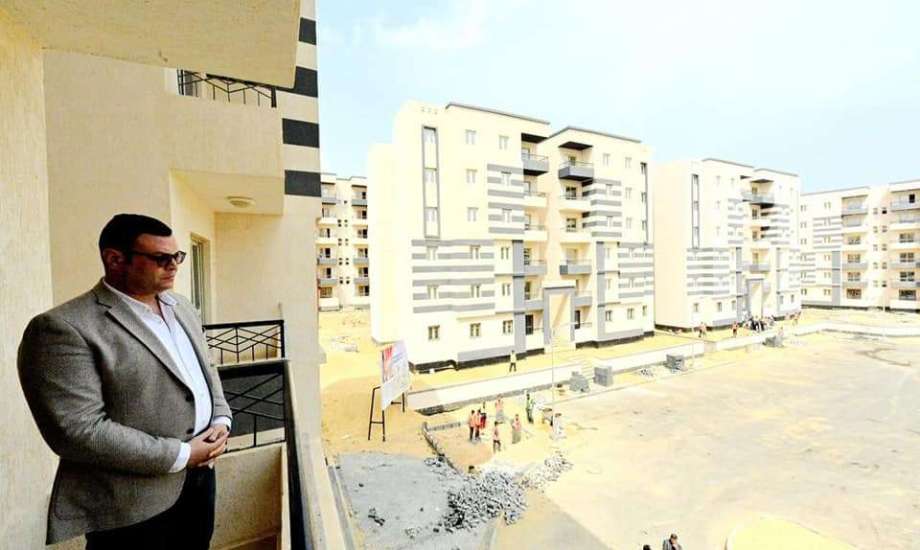 وزير الإسكان يتفقد موقع مشروع “ديارنا” وشبكة الطرق والخدمات بالسويس الجديدة