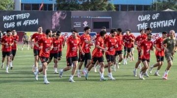 تدريبات بدنية للاعبي الأهلي “بين السماء والأرض” خلال رحلة السفر لأمريكا