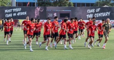 تدريبات بدنية للاعبي الأهلي “بين السماء والأرض” خلال رحلة السفر لأمريكا