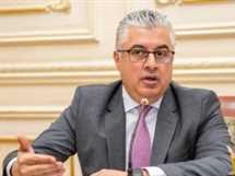 رئيس «اقتصادية قناة السويس» يوقع عقد مشروع تصنيع حقائب السفر