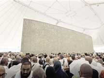 حجاج بيت الله الحرام يرمون الجمرات الثلاث في أول أيام التشريق