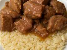 وصفات عيد الأضحى 2025.. تعرفي على طريقة عمل اللحم بصوص البصل مع الأرز