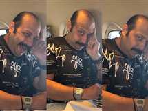 من داخل طائرة.. محمد ثروت يمازح جمهوره: «مراحل الضحك عندي»